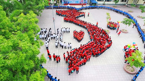 Ngày 16-5-2014, 1.200 thầy cô giáo, học sinh Trường THPT Phan Huy Chú (Hà Nội) xếp hình Tổ quốc